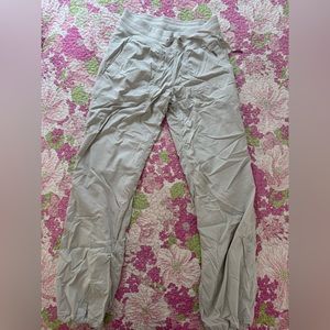 Lululemon White Gray Dance Studio Pant Insulated Size 6